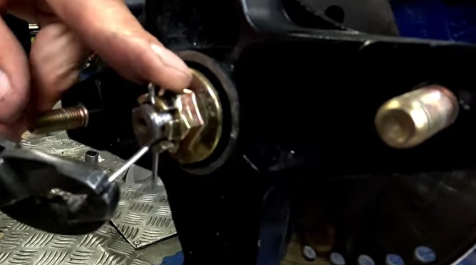 Replace steering ball joint step27